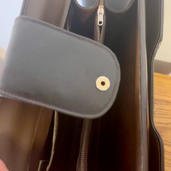 1960s vintage faux leather handbag with interesting clasp - Picture 5 of 8